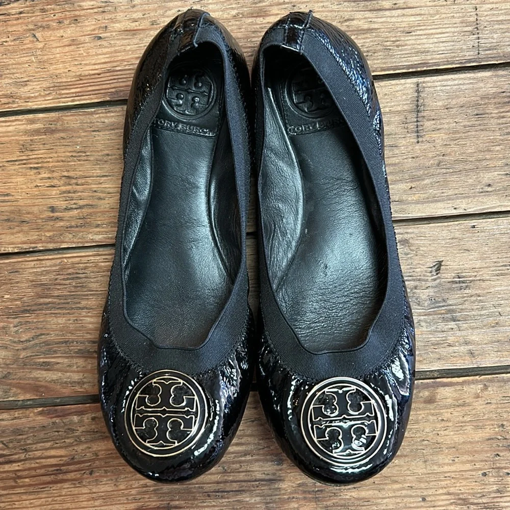 TORY BURCH Black Patent Leather Ballet Flats with Gold Logo sz 6.5